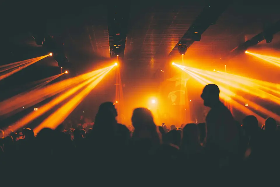 La piste d'une discothèque sous les faisceaux lumineux